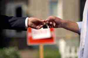 realtor handing over keys